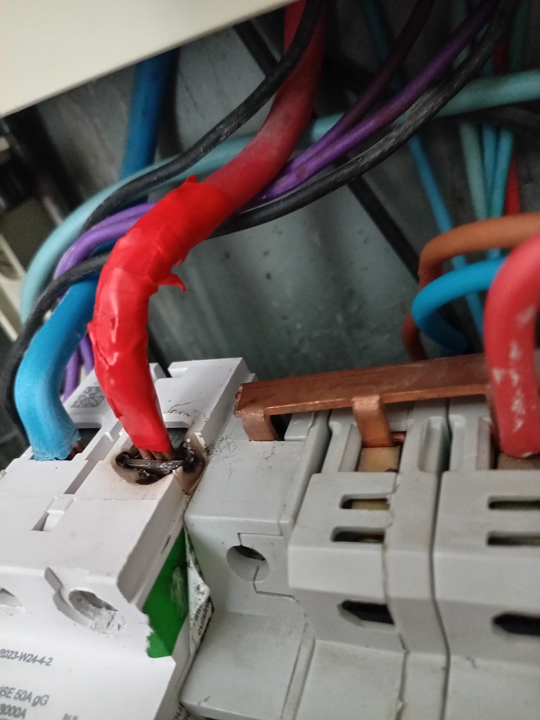 Mise aux Norme du tableau électrique (remplacement des différent modules + pose d'un peigne et câbles correctement protégés)